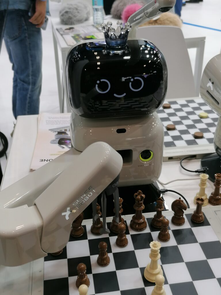 SenseRobot, robot joueur d’échecs présenté au Sommet mondial de l’IA à Genève 2025 – ONG PierMarc