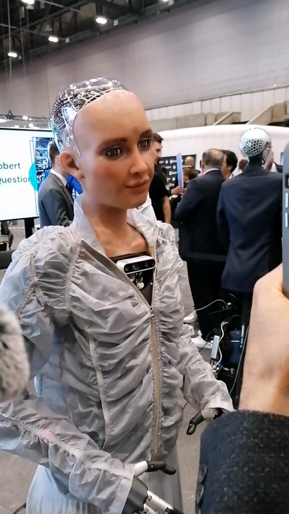 Robot humanoïde Sophia présenté au Sommet mondial de l’IA à Genève 2025 – ONG PierMarc
