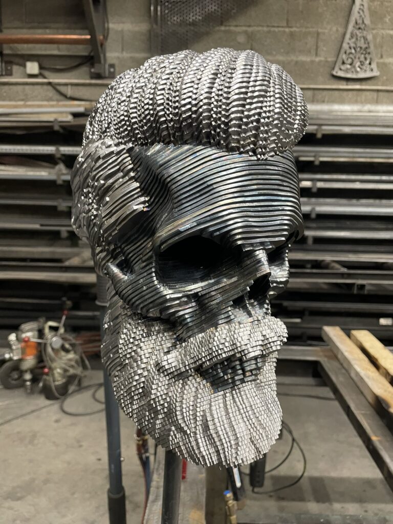 Sculpture en métal de l’artiste Nolart inspirée des calaveras mexicaines, exposée au Pavillon Mexicain du SIA 2026