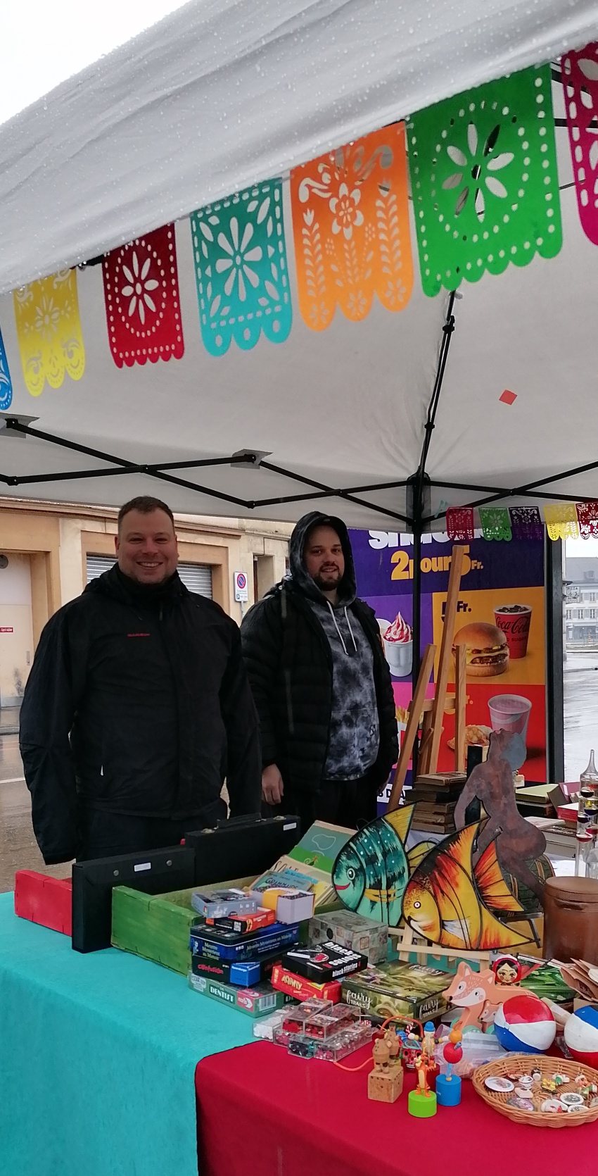 Vide-grenier à Yverdon : stand de l’ONG PierMarc Suisse avec son équipe.  