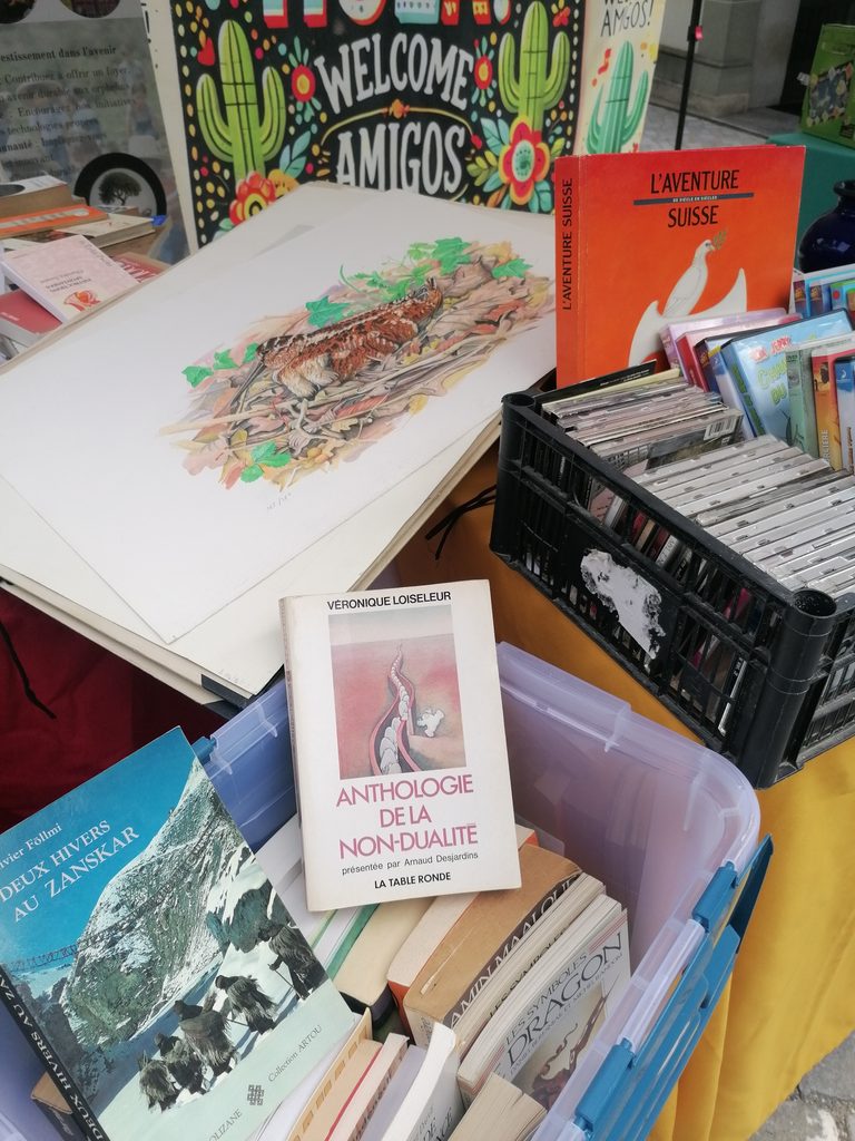 Livres et objets donnés sur le stand de PierMarc Suisse à Fribourg, une photographie qui interroge leur valeur.