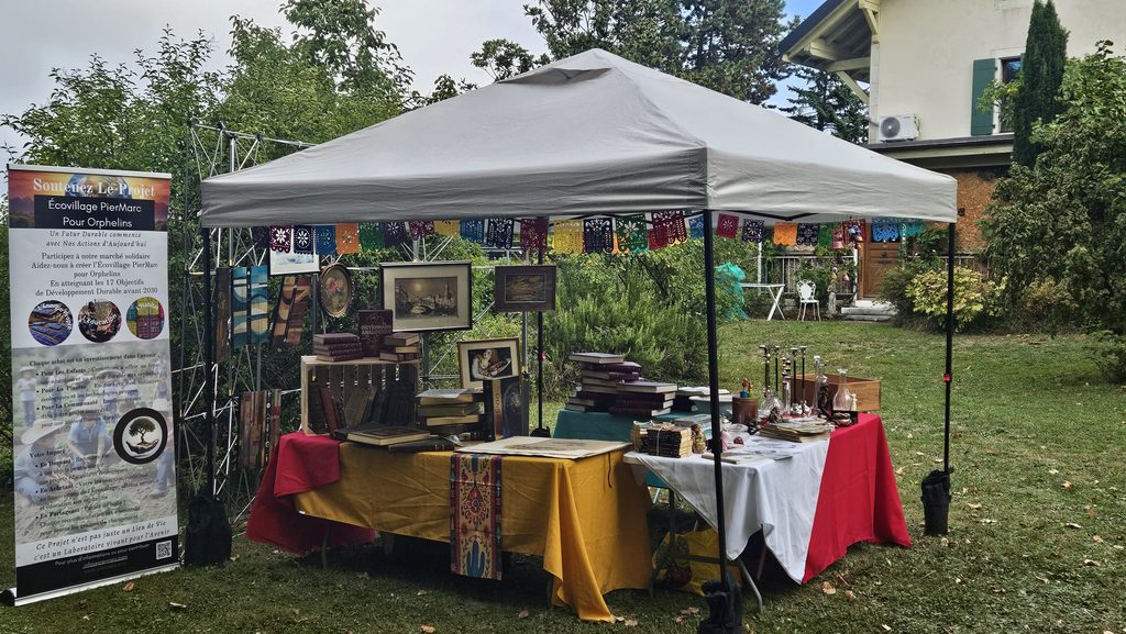 Stand de l’ONG PierMarc Suisse dans un cadre bucolique, à l’occasion de la brocante de Meyrin, le 10 octobre 2026.