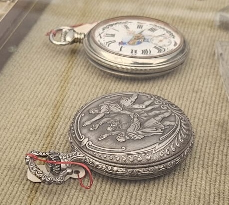 Deux montres de poche anciennes, témoins du temps qui passe.